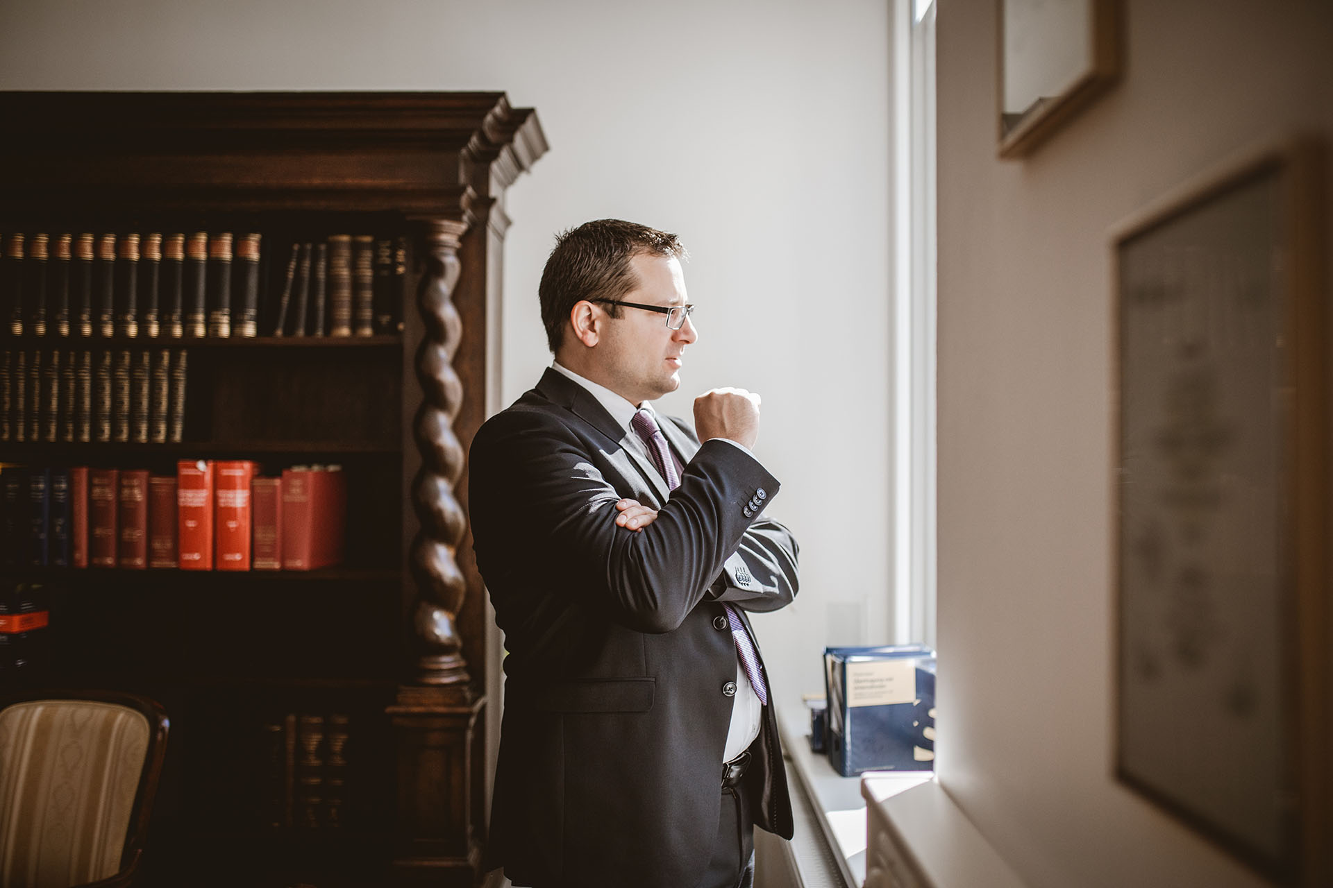 Portrait von Dr. Friedrich Bamer, wie er aus dem Fenster schaut