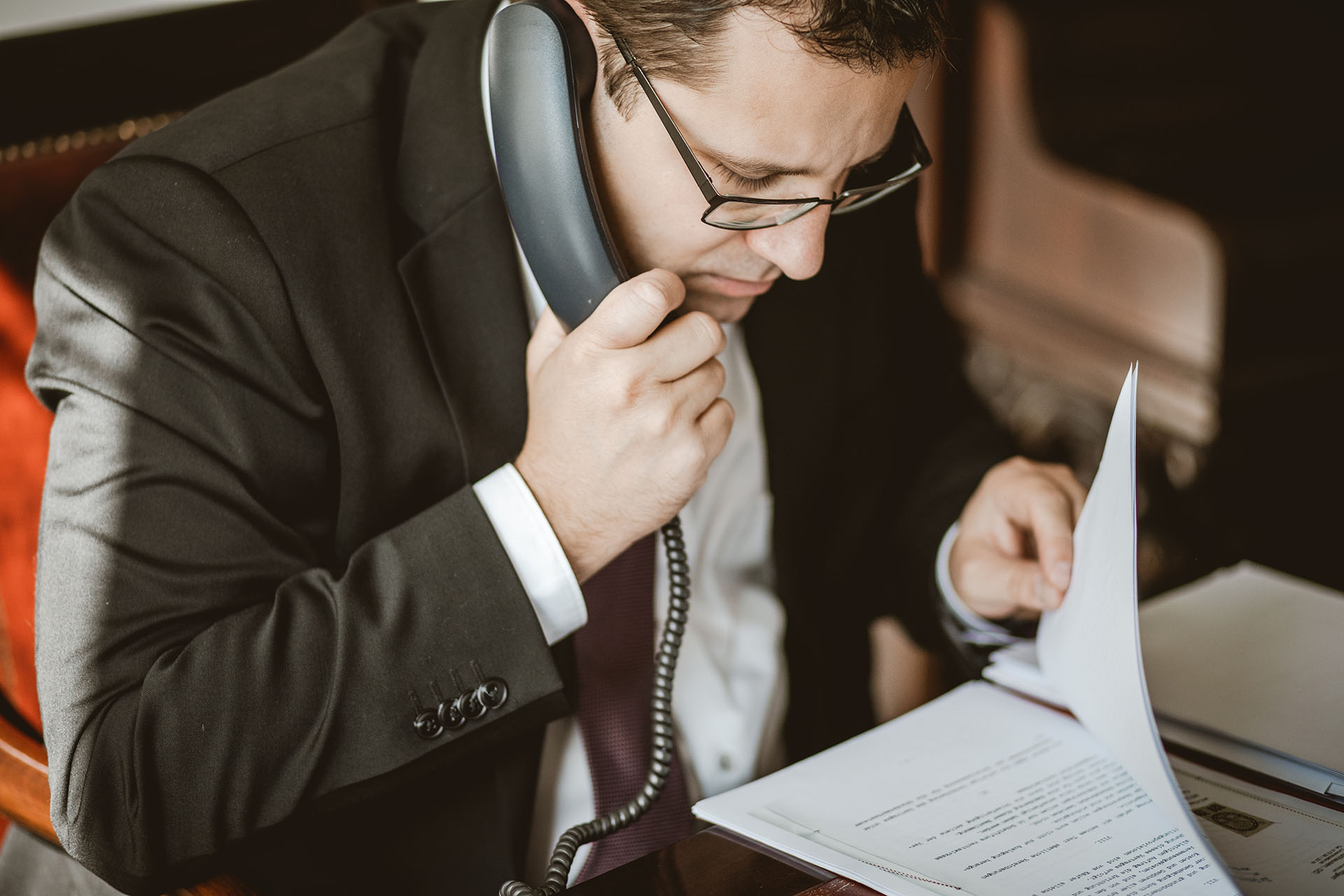 Dr. Friedrich Bamer telefoniert