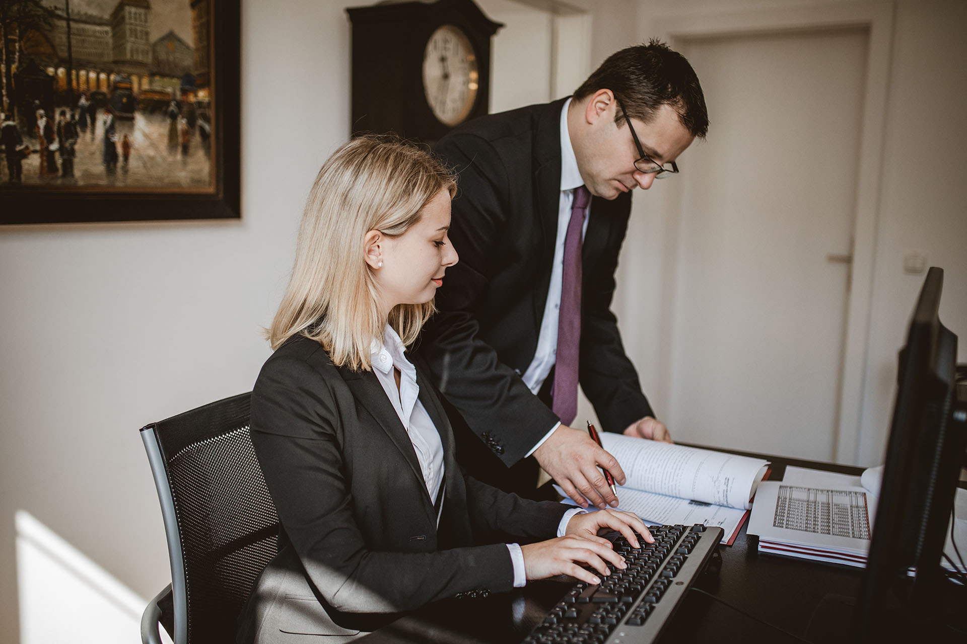 Rechtsanwalt Dr. Friedrich Bamer arbeitet gemeinsam mit seiner Mitarbeiterin